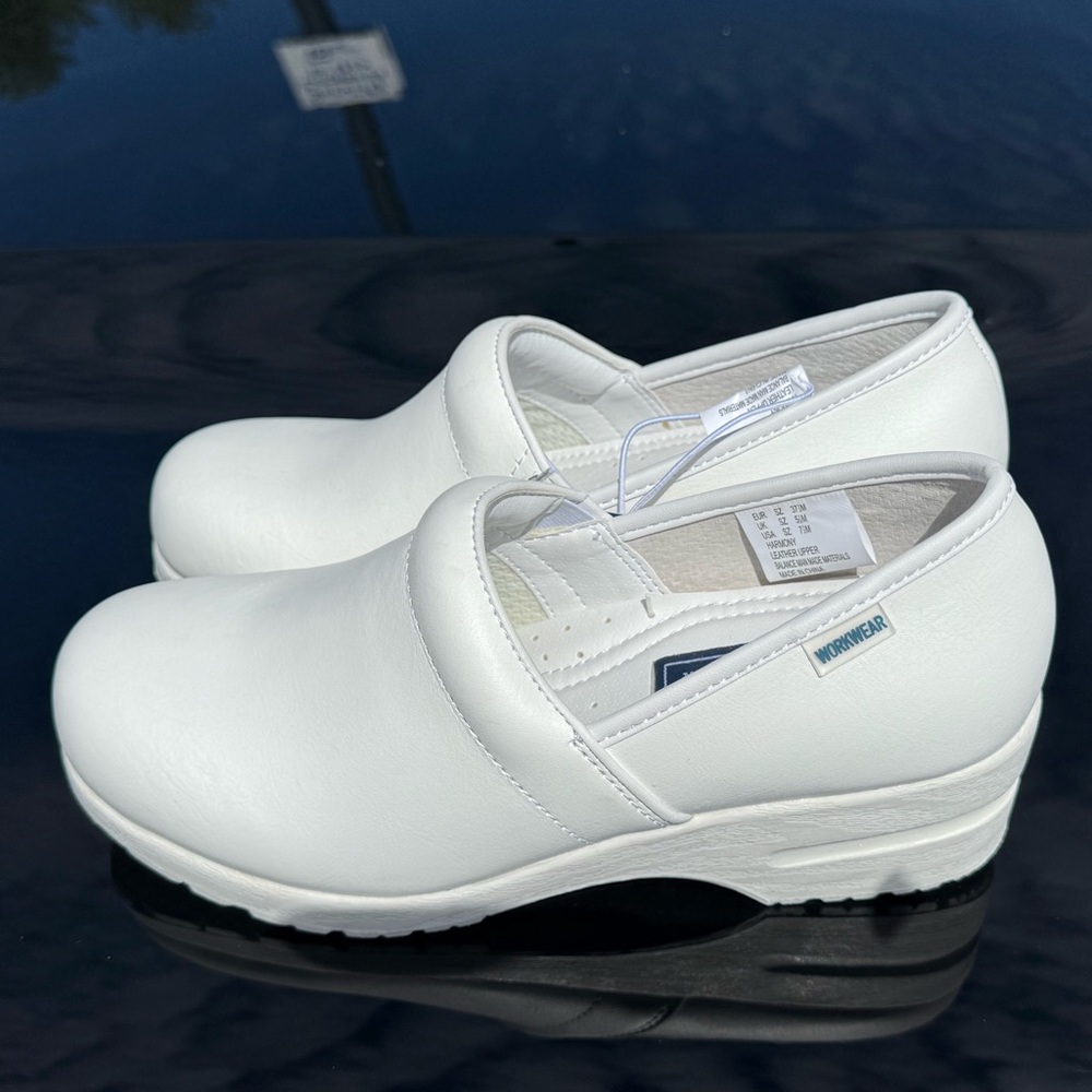 White Cherokee workwear women’s clogs/ nurse shoes/ healthcare worker shoes